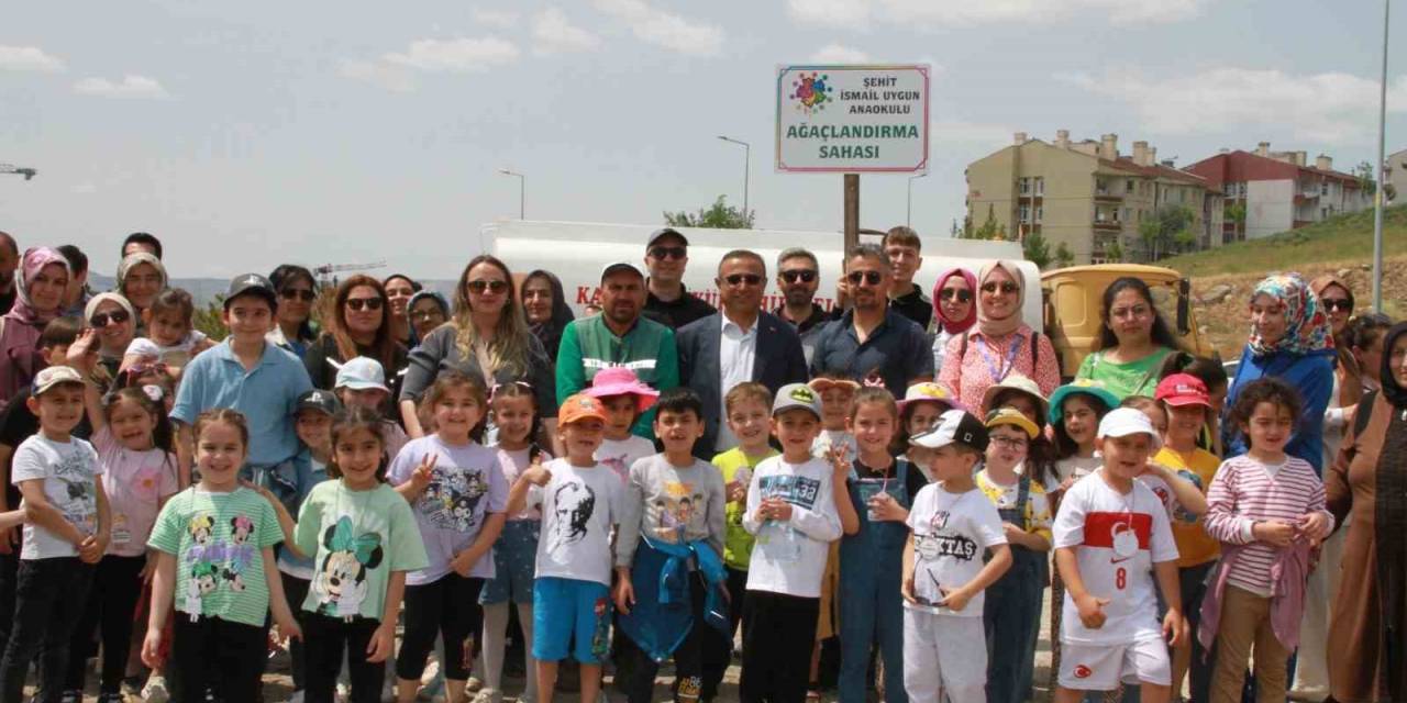 Anaokulu Öğrencileri 500 Fidan Dikti