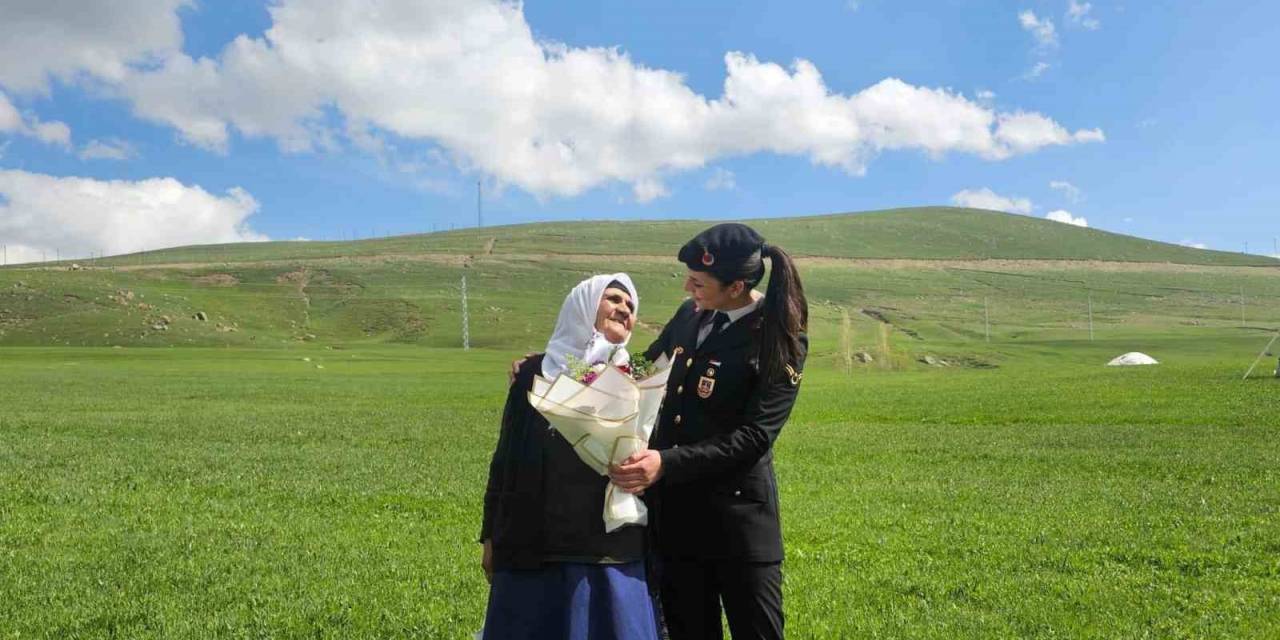 Ağrı’da Jandarmadan Bayramda Şehit Ailelerine Vefa Ziyareti