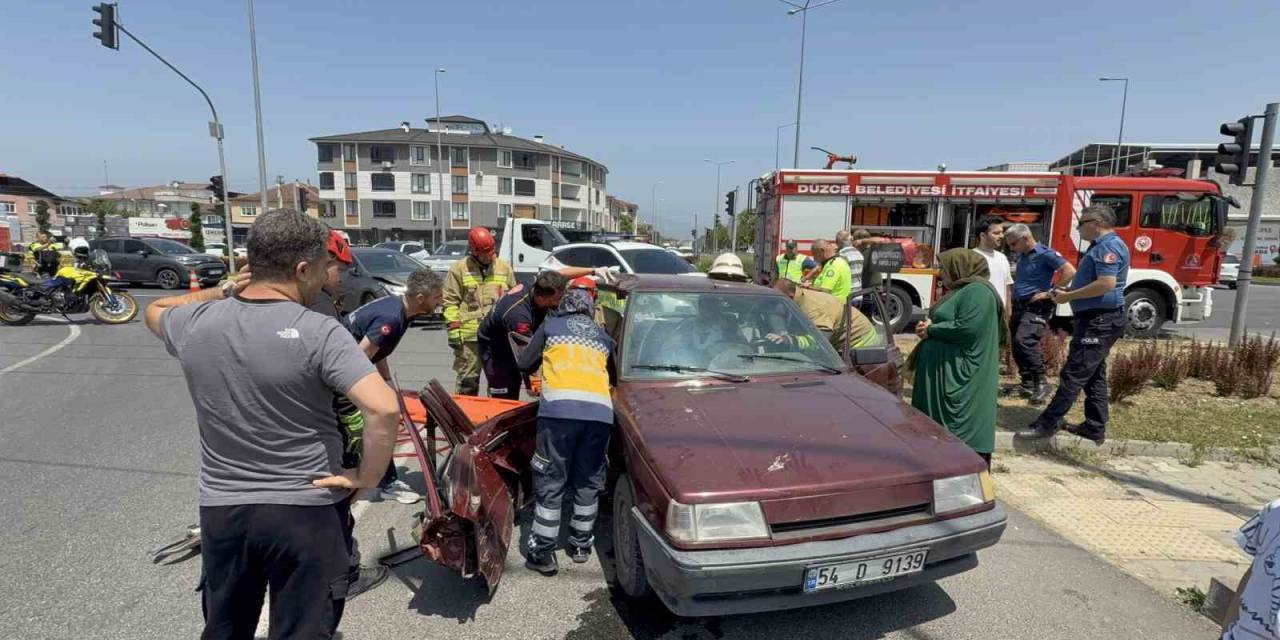 Düzce’de Otomobiller Çarpıştı, Yolcu Araçta Sıkıştı: 3 Yaralı