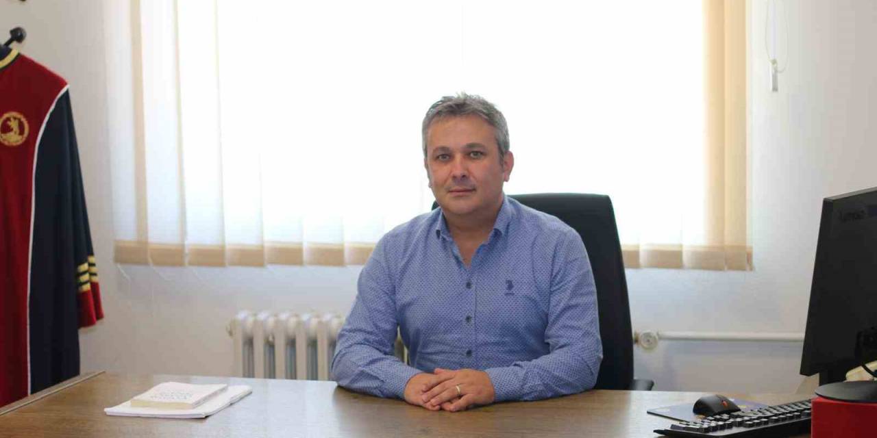 Gençler Yapay Zekâlı Eğitime Umutla Bakıyor, Yaş Büyüdükçe Kaygılar Artıyor