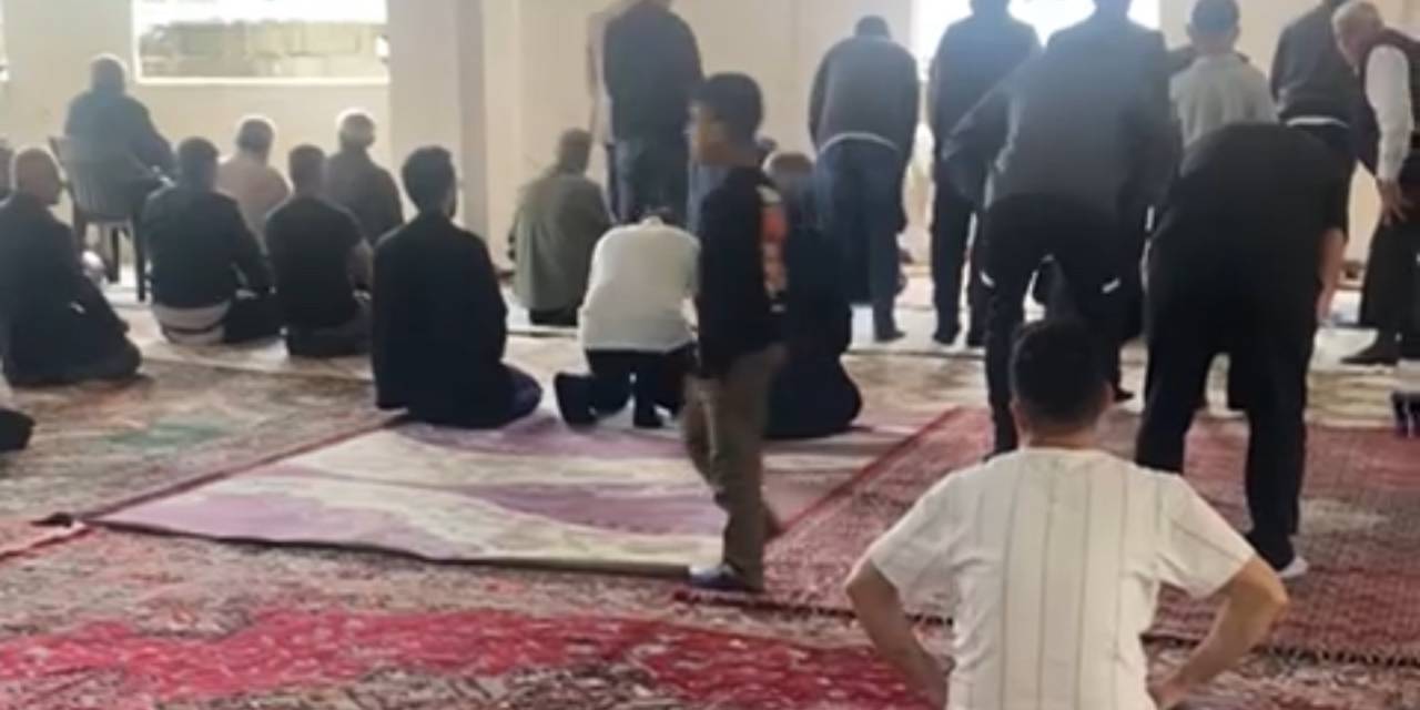 10 Yıl Sonra İlk Namaz: Yarım Yamalak Camide Bayram Coşkusu