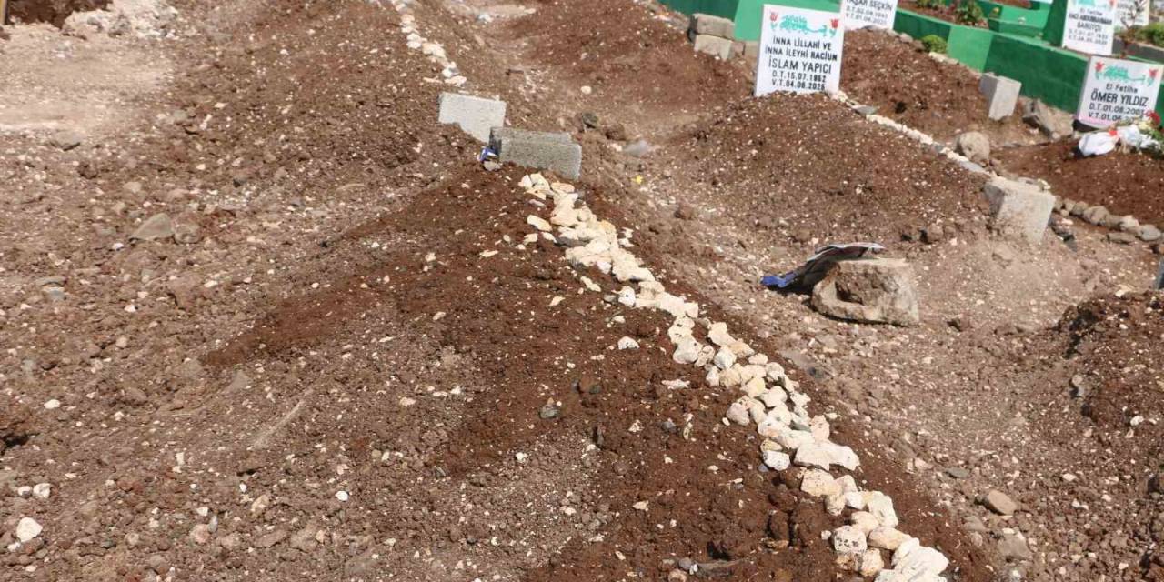 Yangında Hayatını Kaybeden Anne Ve 3 Çocuğunun Mezarı Vatandaşlar Tarafından Ziyaret Ediliyor