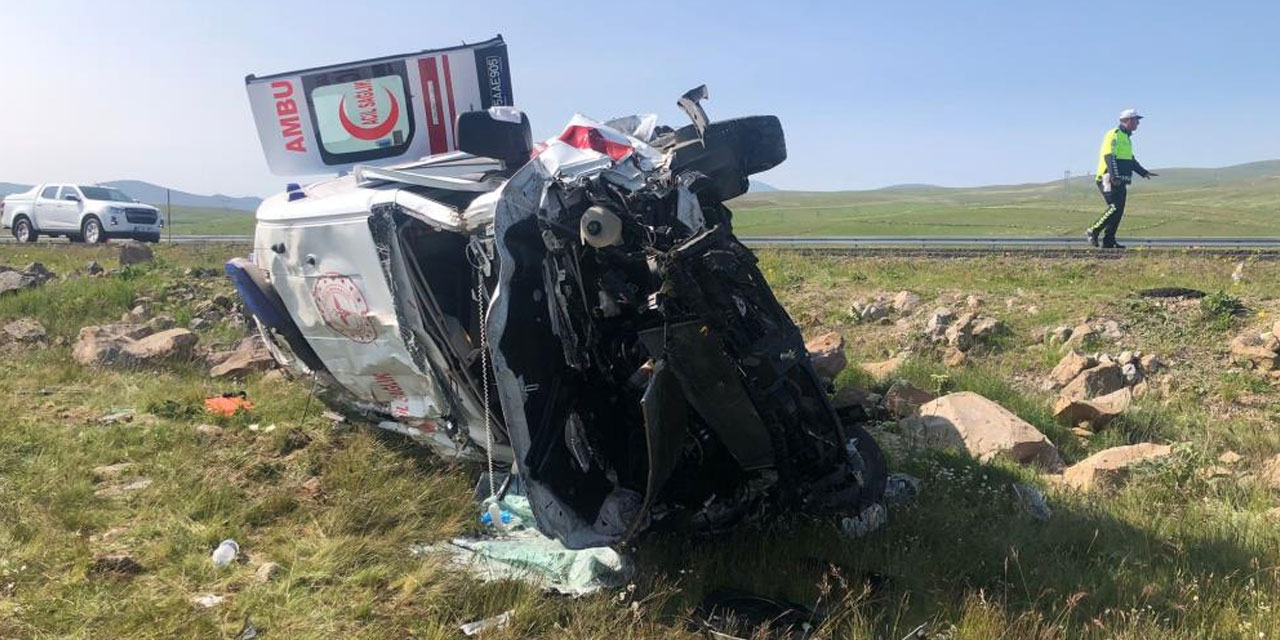 Kars’ta ambulans şarampole devrildi: 1’i doktor 4 sağlıkçı yaralandı
