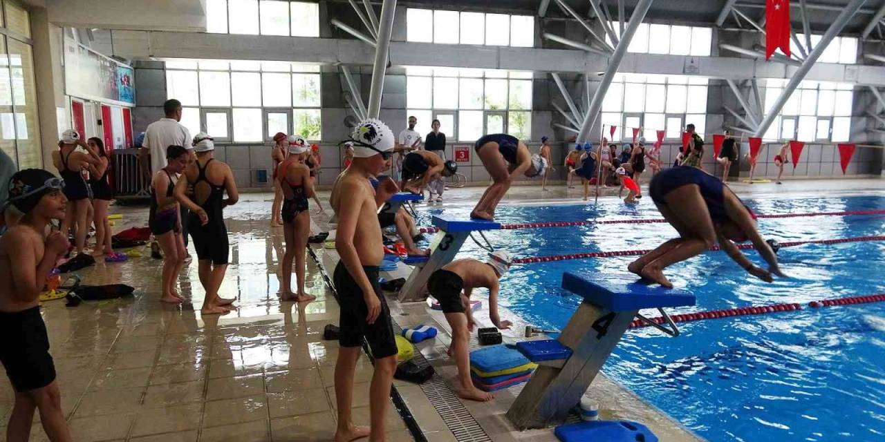 Van’da Yüzme Havuzuna Yoğun İlgi