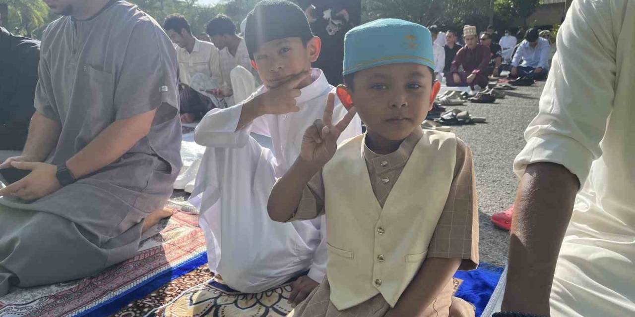 Tayland’da Müslümanlar Bayram Namazında Saf Tuttu