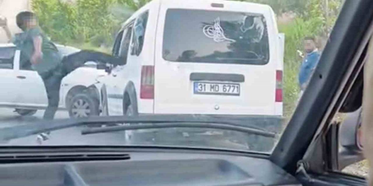 Hayrete Düşüren Görüntü: Kaza Yaptıkları Araçtakilere Korku Dolu Anlar Yaşattılar