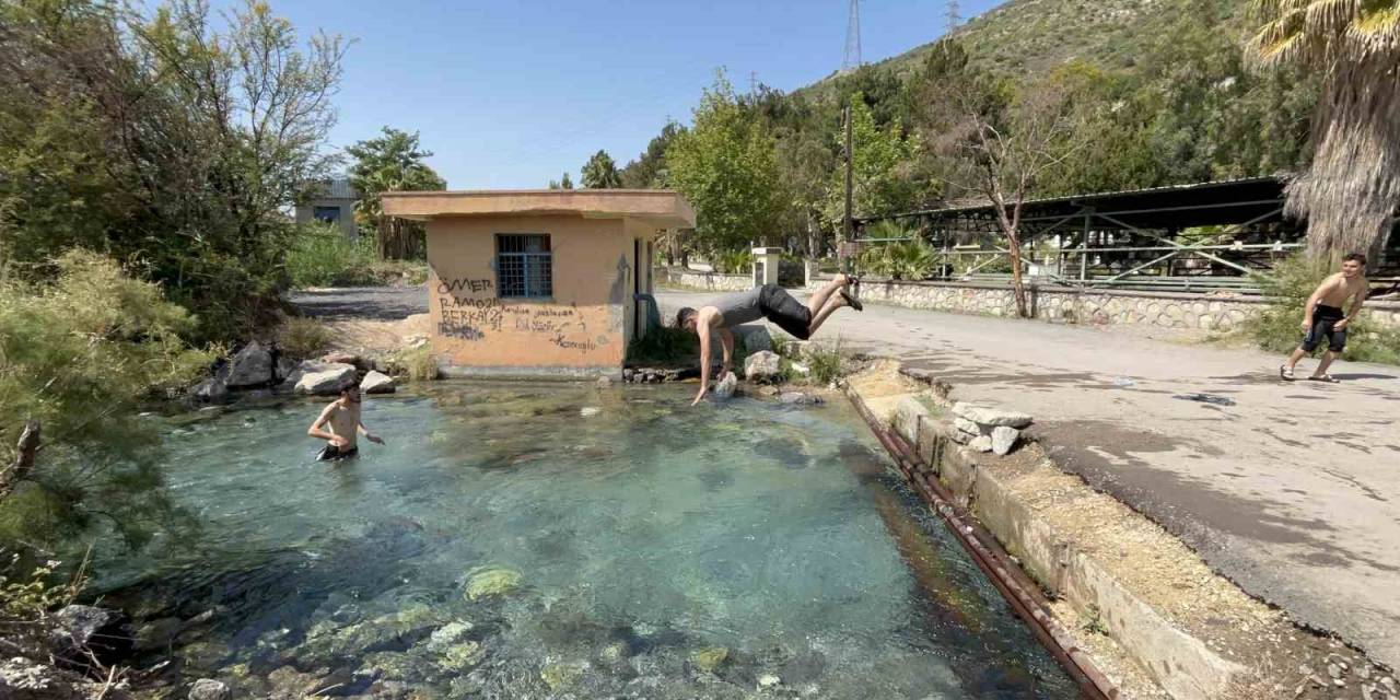 Bayram Tatilini Fırsat Bilen Vatandaşlar, Doğal Kaynak Suyunda Yüzerek Serinledi
