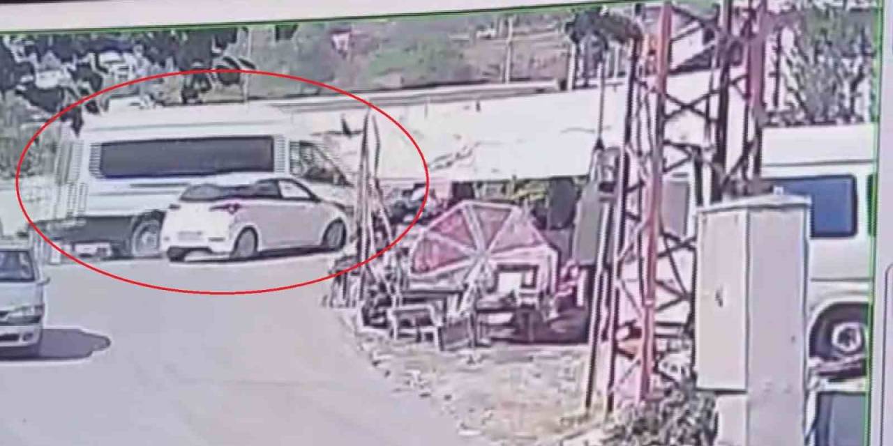 Otomobille Çarpışan Minibüs Dereye Uçtu, O Anlar Kamerada