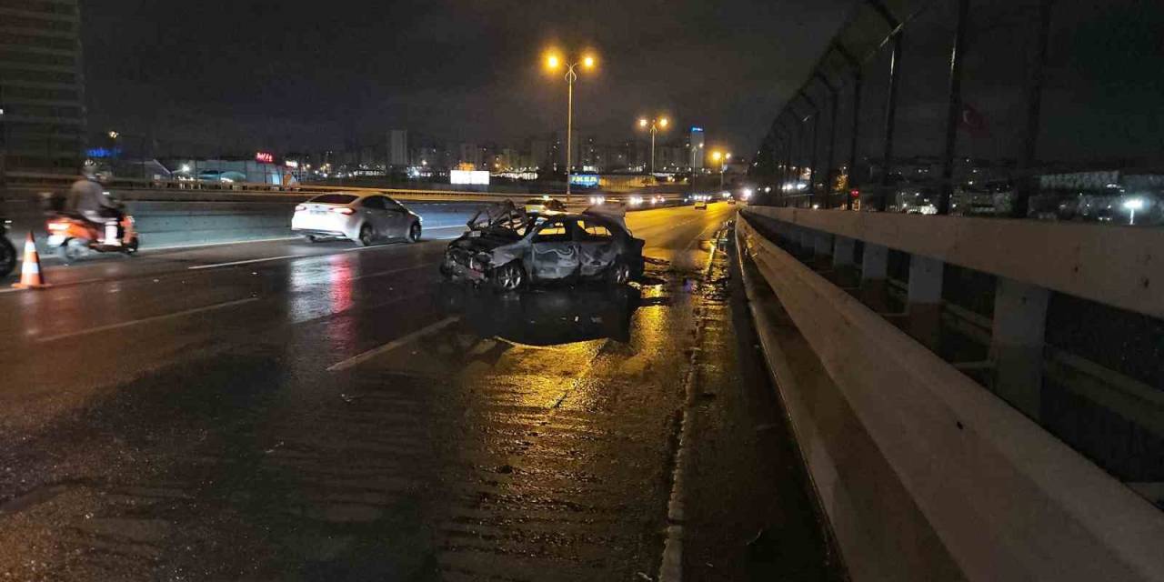 Bayrampaşa’da Yayaya Çarpmamak İçin Bariyerlere Vuran Araç Alev Alev Yandı