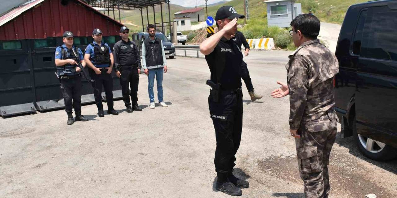 Hakkari Emniyet Müdürü Yılmaz, Yüksekova’da Polislerle Bir Araya Gelerek Bayramlarını Kutladı
