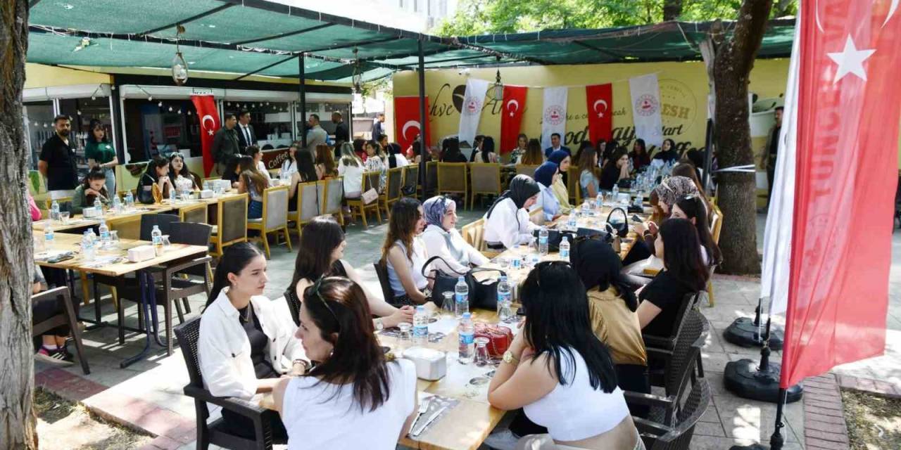 Tunceli Valisi Aygöl’den  Memleketine Gidemeyen Üniversitelilere Bayram Jesti