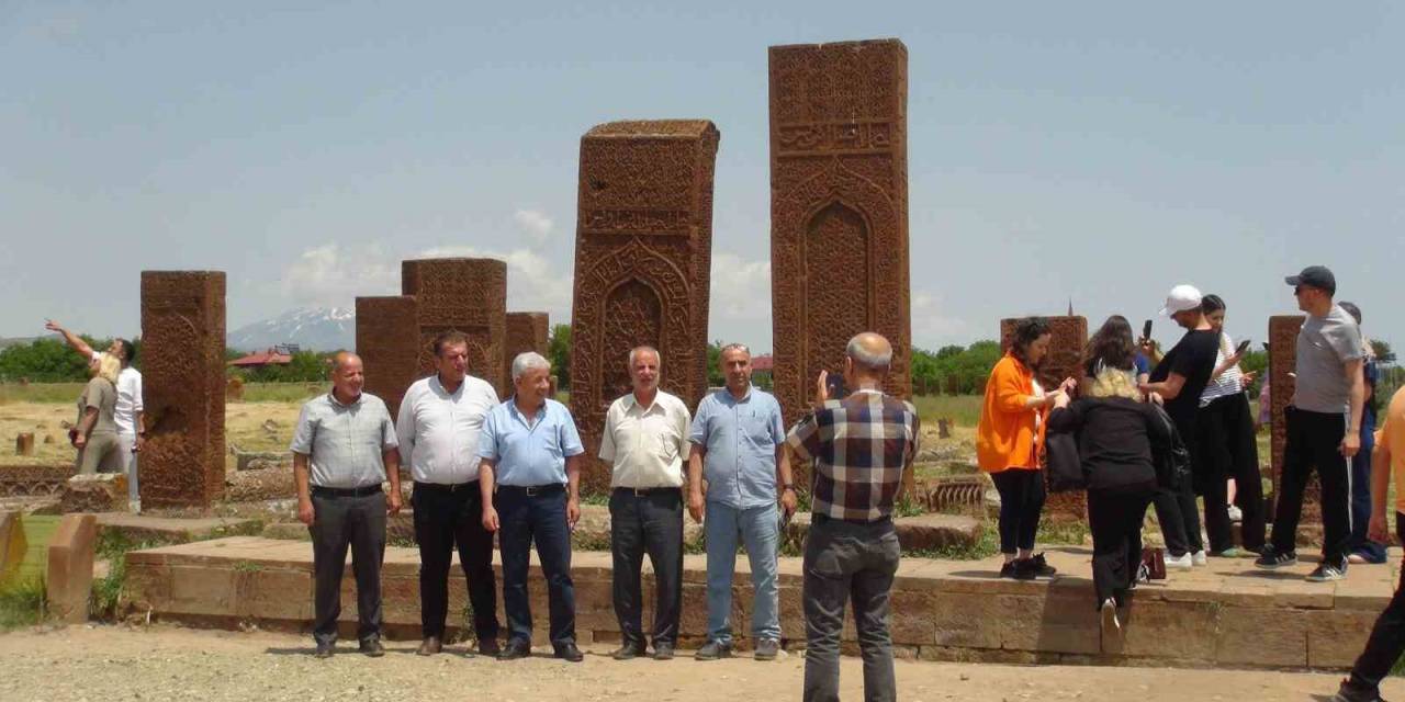 Açık Hava Müzesi Ahlat’ta Kurban Bayramı Yoğunluğu Yaşanıyor