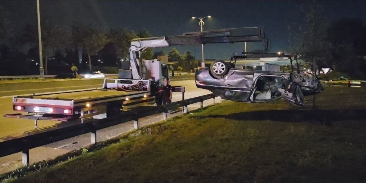 Bayrampaşa'da otomobil bariyerlere çarpıp takla attı: 1 ölü, 3 yaralı