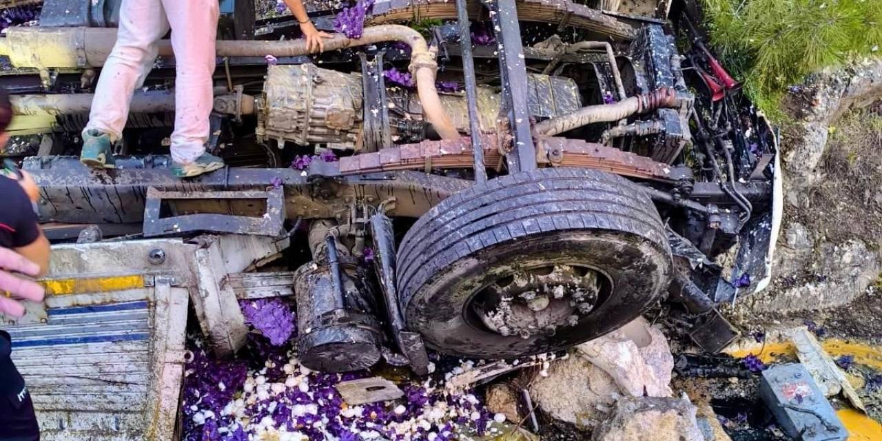 Antalya’da Yumurta Yüklü Kamyon Devrildi: 1 Ölü