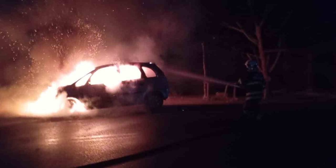 Alevlere Teslim Olan Otomobil Kullanılamaz Hale Geldi