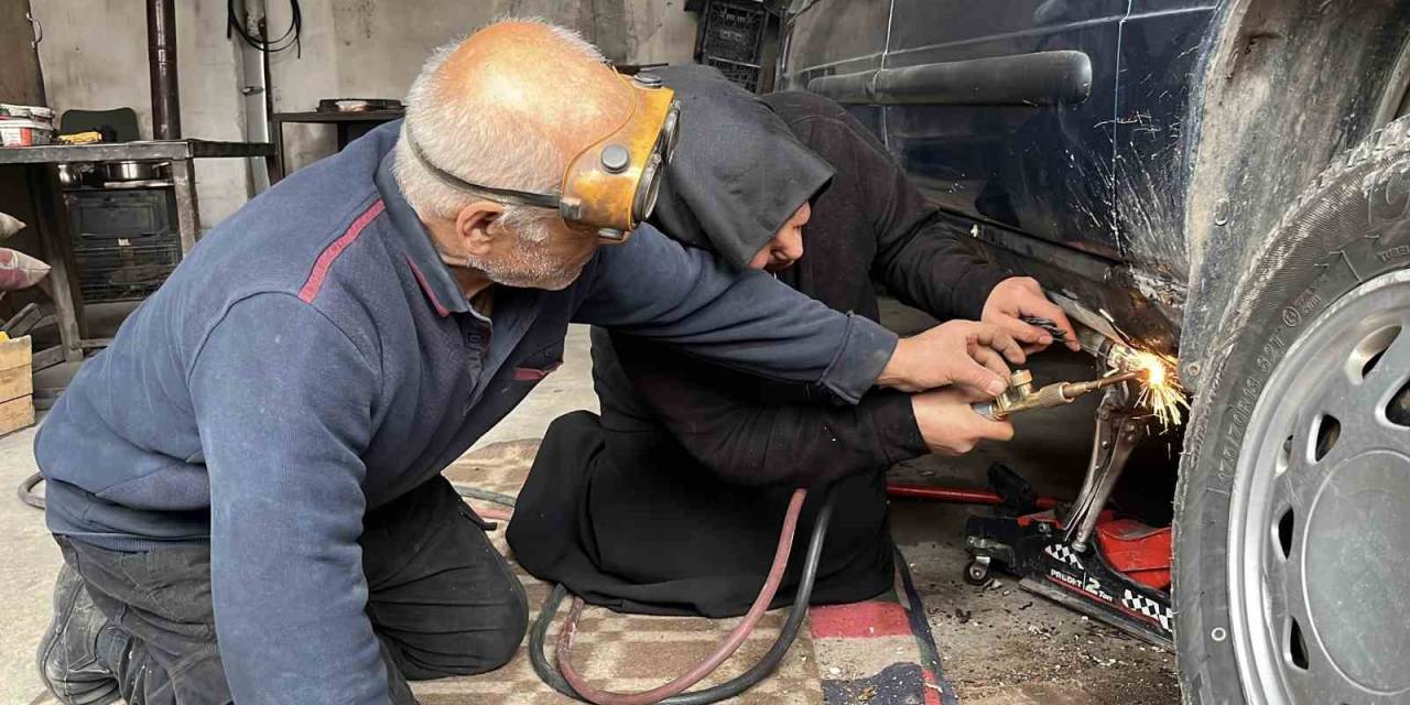 40 Yıllık Eşinin Dağ Gibi Arkasında Durdu: Sanayinin Tek Kadın Çırağı 25 Yıldır Usta Eşine Çıraklık Yapıyor