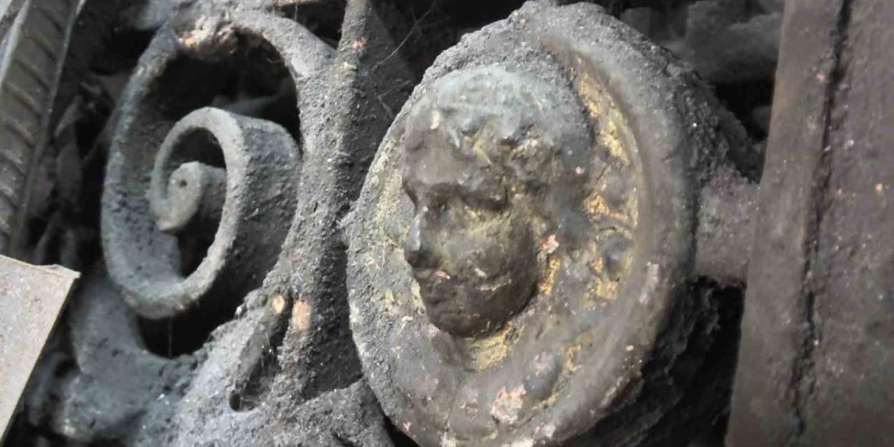 Antika Avcıları Ve Papazlar, Bu Kapının Peşini Bırakmıyor