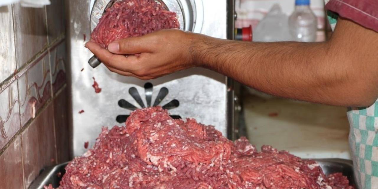 Erzincan’da Kasapların Kıyma Mesaisi
