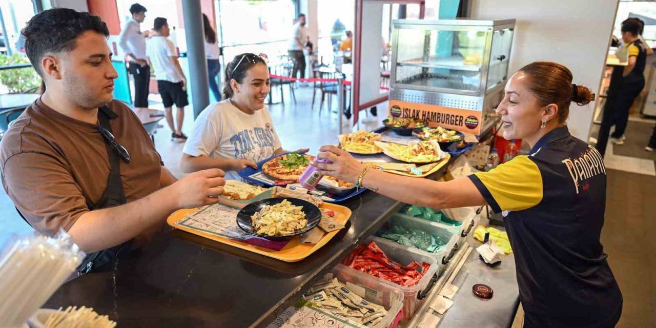 Mersin’de Bayramda Sahil Kafelerine Yoğun İlgi