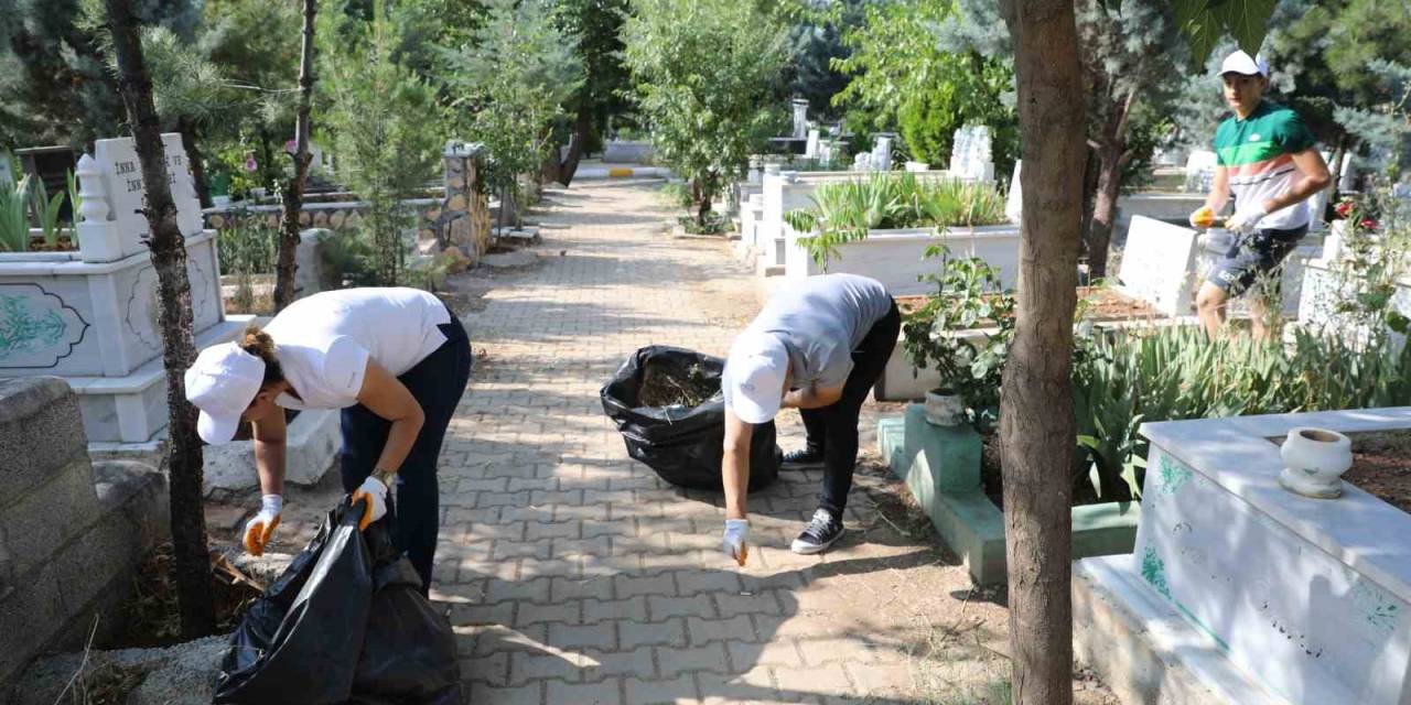 Diyarbakır’da Mezarlıklarda Bayram Sonrası Temizlik Yapıldı
