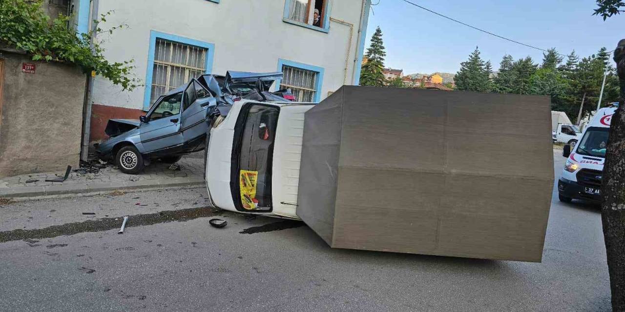 Kastamonu’da Kamyonet Park Halindeki Otomobile Çarptı: 1 Yaralı