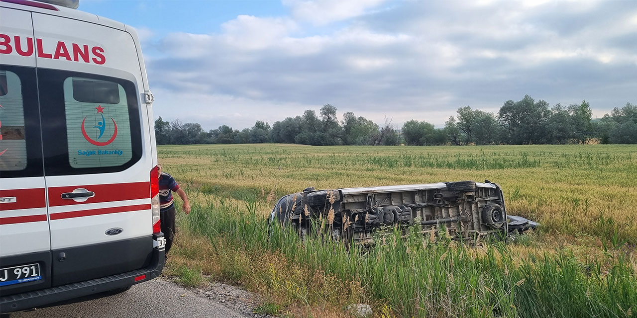Düğün dönüşü minibüs şarampole devrildi: 17 yaralı