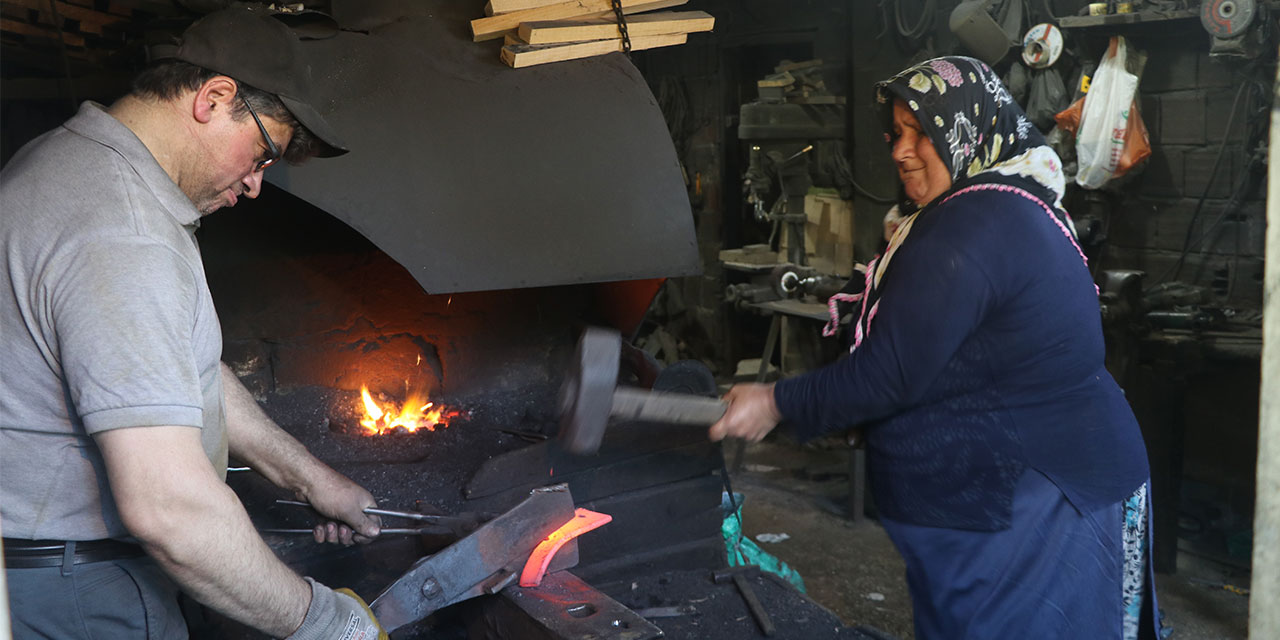 Rizeli vatandaş baba mesleği demirciliği eşinin desteğiyle sürdürüyor