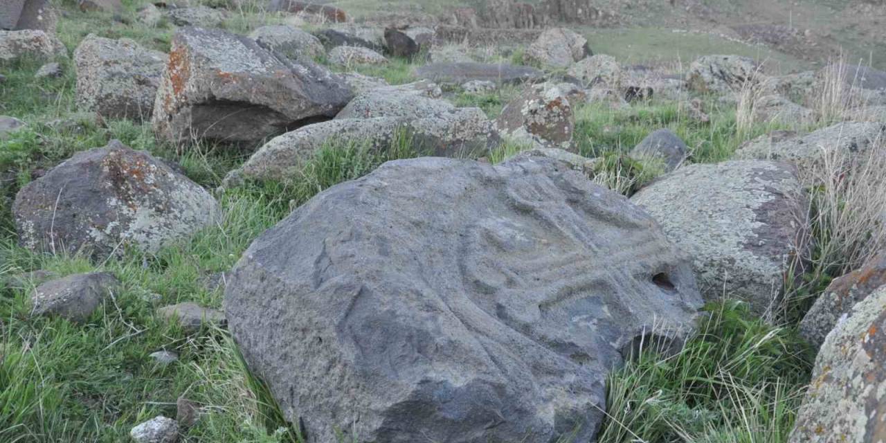 Kars’ta Haçlı Mezar Taşları Dikkat Çekiyor