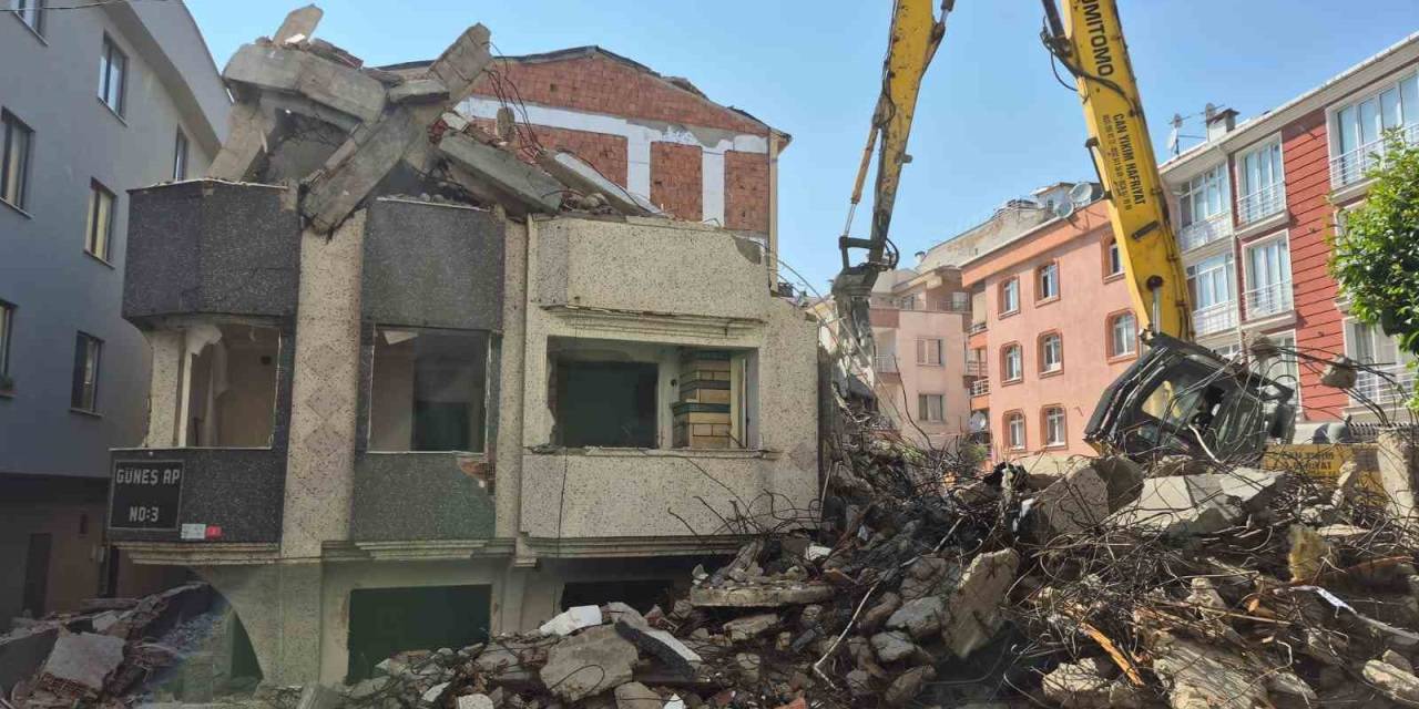 Avcılar’da Kentsel Dönüşüm Kapsamında Gerçekleştirilen Yıkım Kontrolden Çıktı