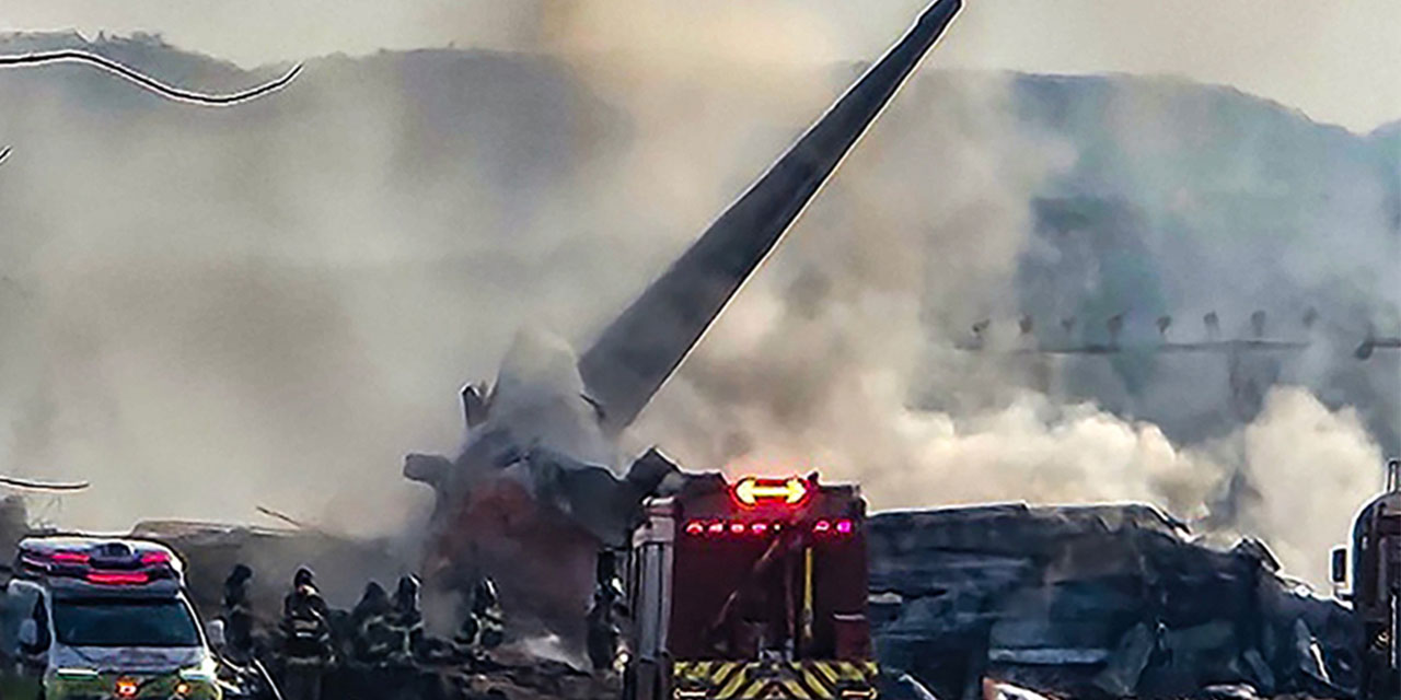 Hindistan'da 242 kişiyi taşıyan yolcu uçağı düştü