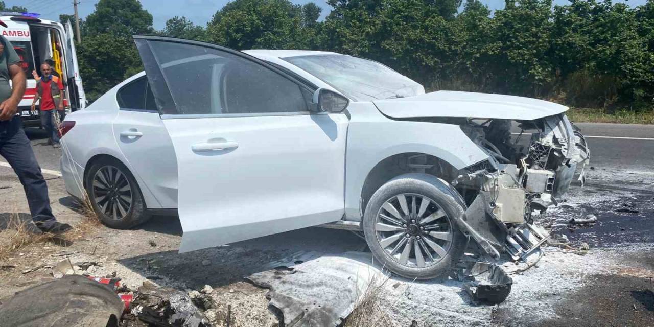 Kontrolden Çıkan Otomobil Refüje Çarpınca Alev Aldı: 2 Yaralı