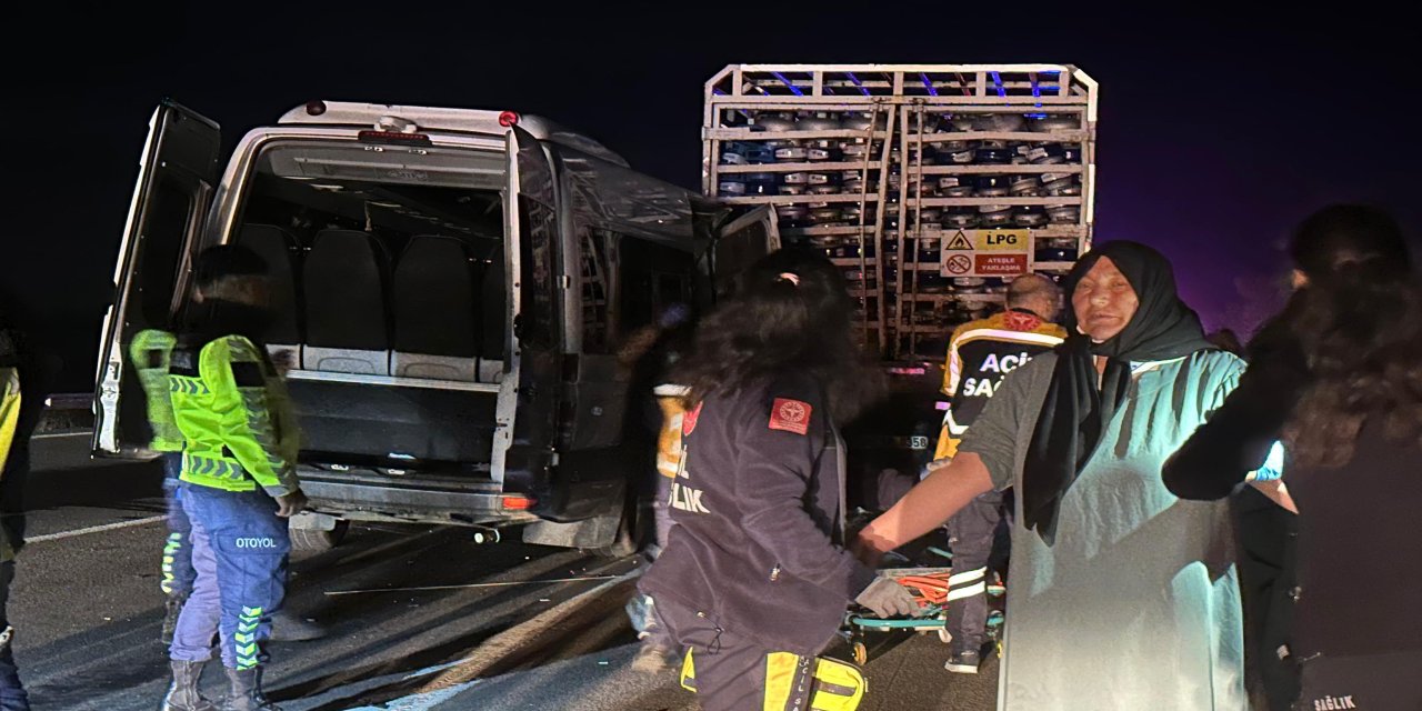 Bolu'da yolcu minibüsü, kamyona çarptı; 16 yaralı