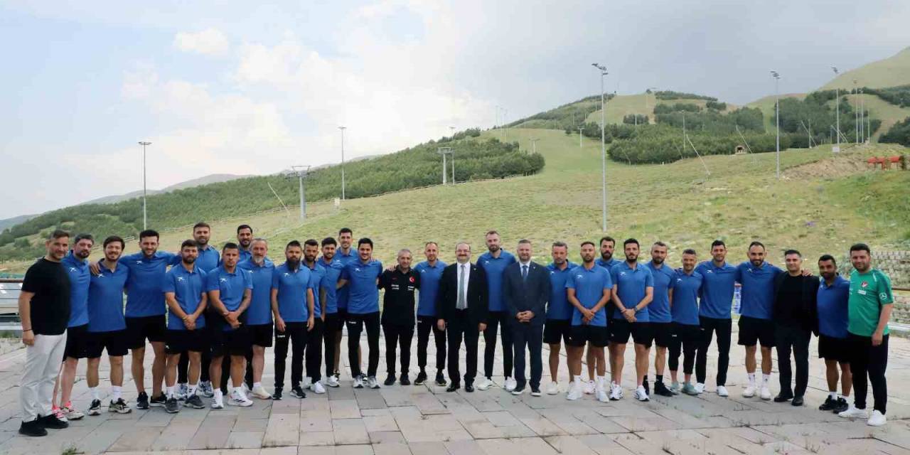 Rektör Hacımüftüoğlu, Uefa B Antrenörlük Eğitimi Alan Futbolcularla Bir Araya Geldi
