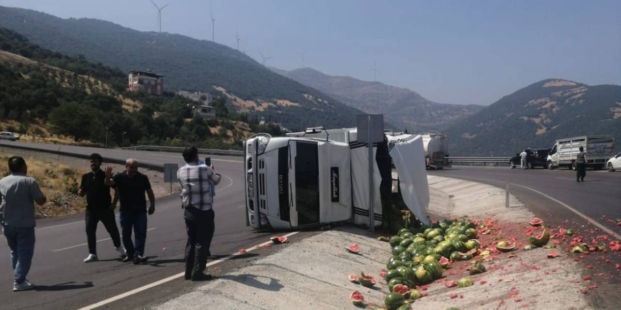 Karpuz Yüklü Kamyon Devrildi: 1 Yaralı