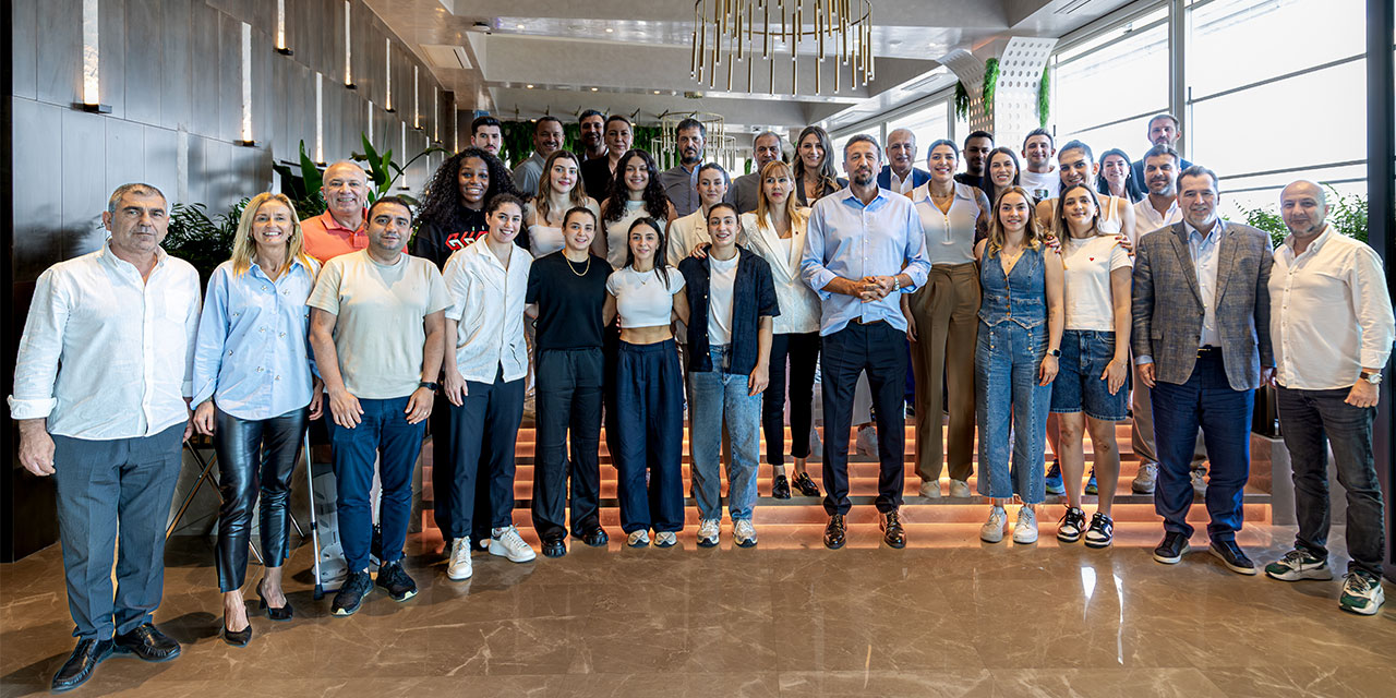 A Milli Kadın Basketbol Takımı'na uğurlama yemeği