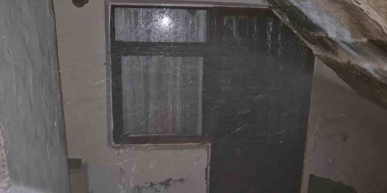 Sokaktan Eve Bağlanan Su Hattı Patladı