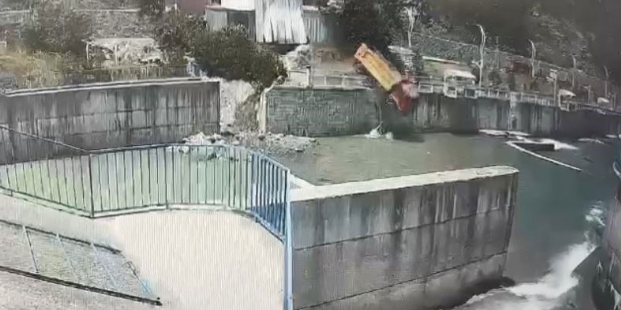 Kamyon dereye uçtu, kaza anı kamerada