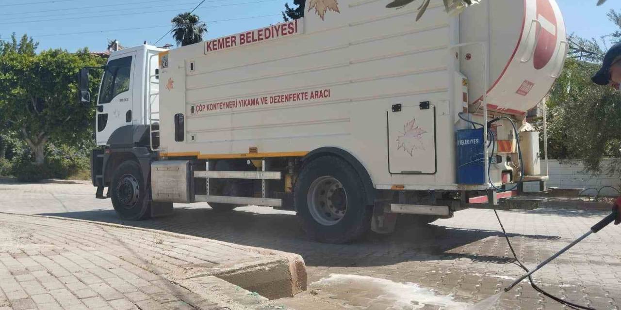 Kemer’de Çöp Konteynerleri Dezenfekte Ediliyor