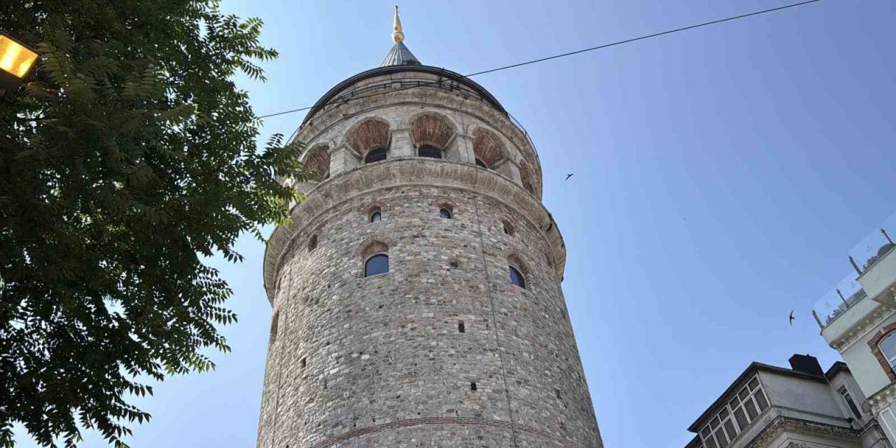 Galata Kulesi’nden Düşen 22 Yaşındaki Genç Hayatını Kaybetti