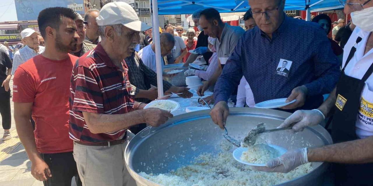 Alaşehir Belediyesi’nden Merhum Ferdi Zeyrek İçin Pilav Hayrı