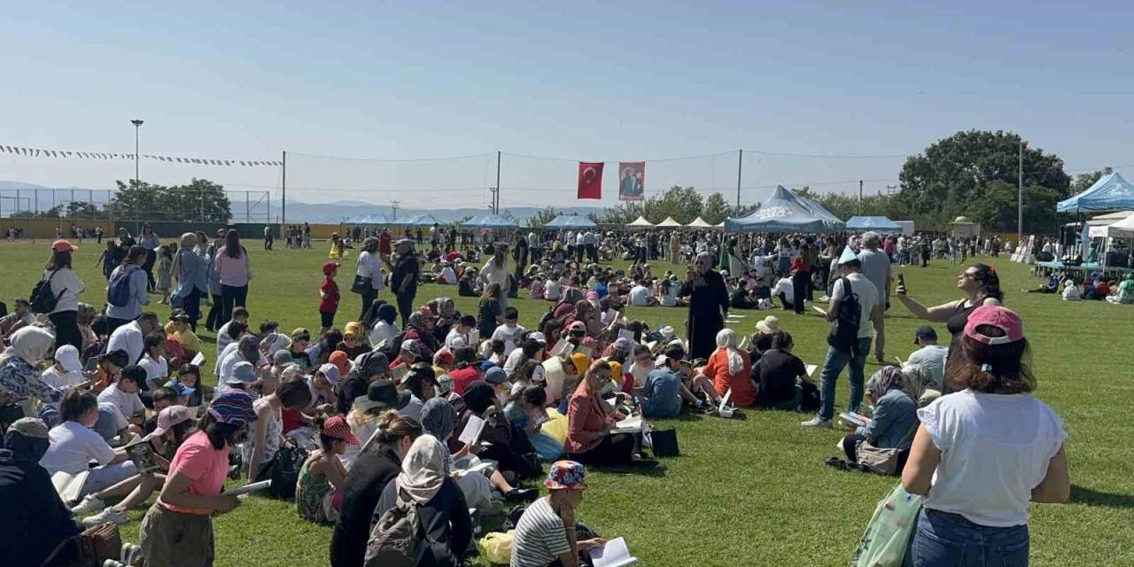 Darıca’da Yüzlerce Kişi Aynı Anda Kitap Okudu