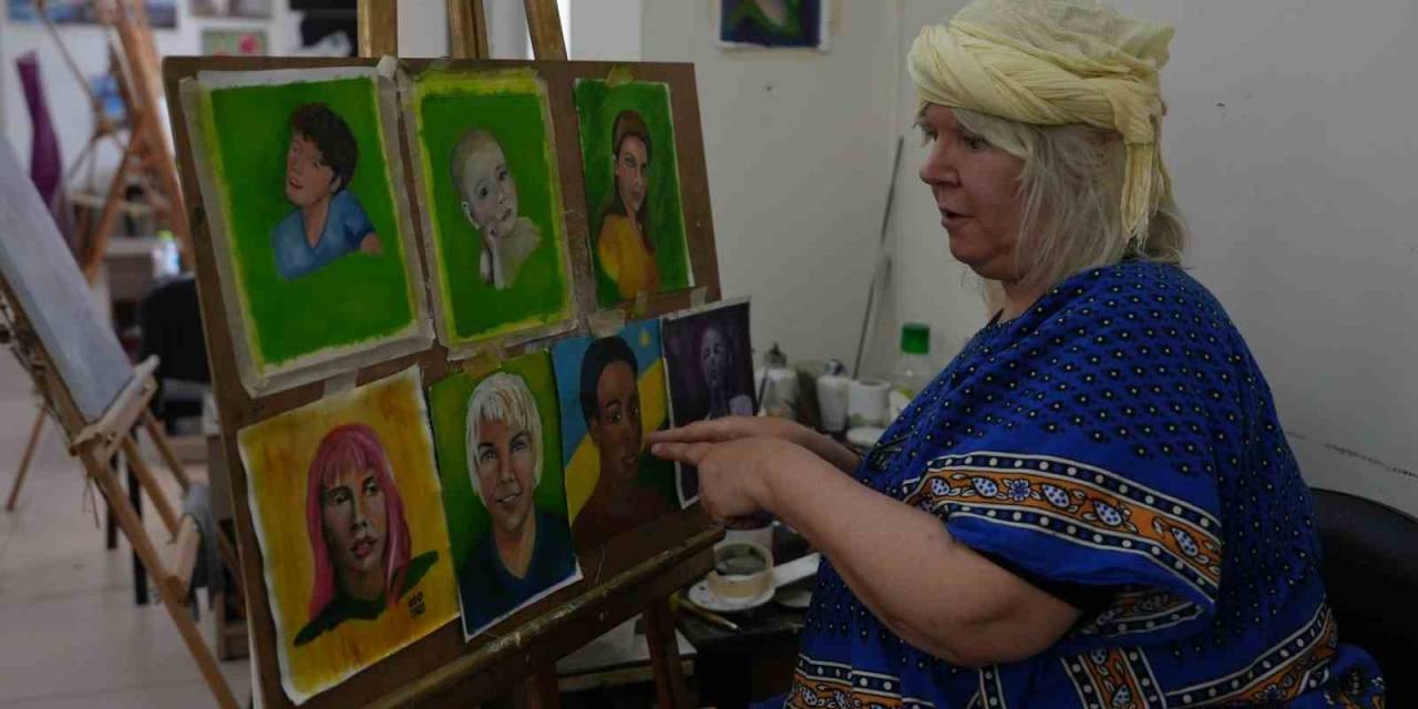 Yazdığı Kitapların Karakterlerini Tuvale Taşıdı