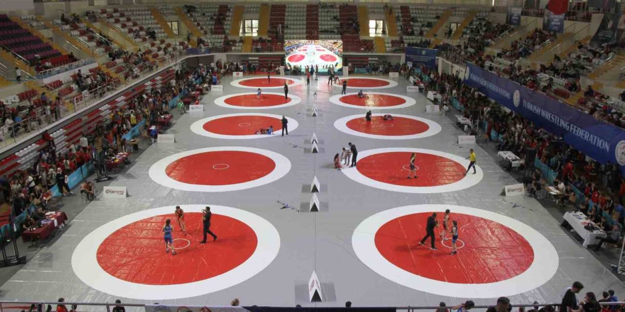 Minikler Türkiye Güreş Şampiyonası, Sivas’ta Başladı