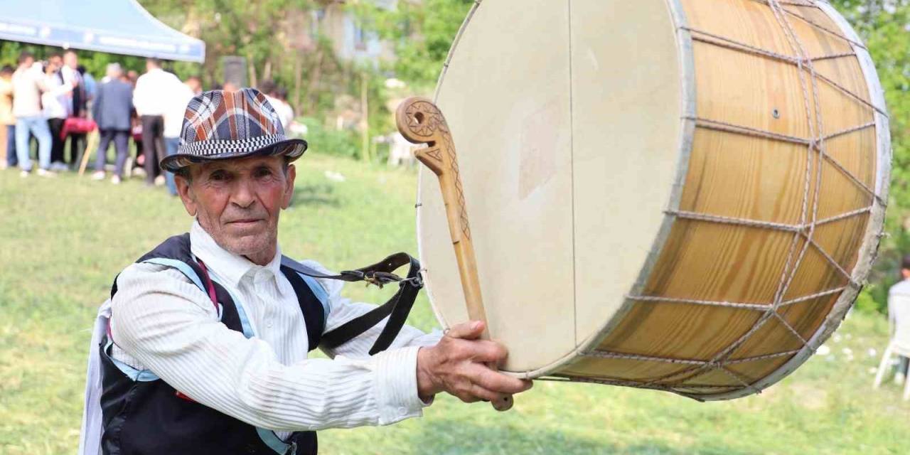 60 Yıldır Davuluyla Düğün Ve Güreşlerin Neşesi: "Yağlı Güreş Davulsuz Olmaz"