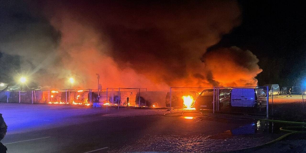 Berlin’de Amazon Ve Telekom’a Ait 36 Minibüs Alev Alev Yandı