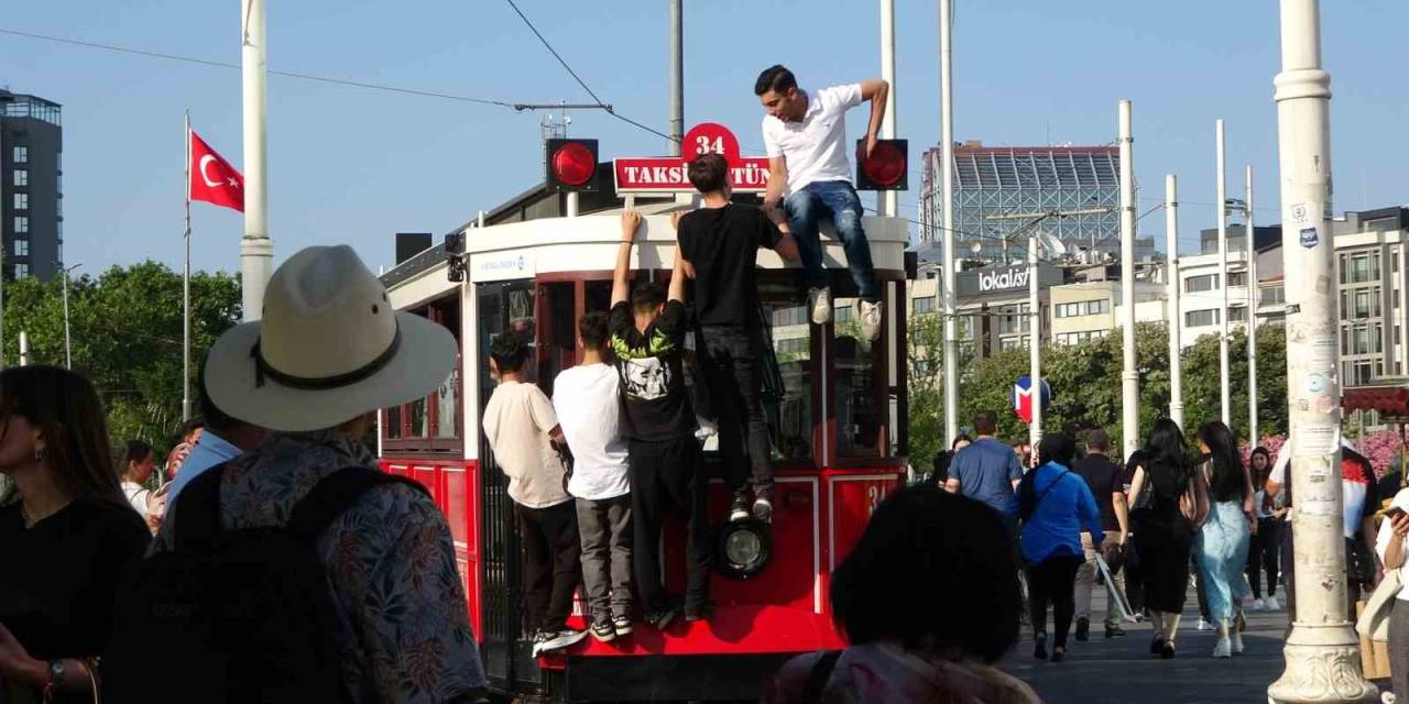 Taksim’de Nostaljik Tramvayın Üzerinde Tehlikeli Yolculuk