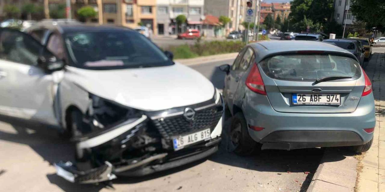 Eskişehir’de 3 Araca Çarparak Durabilen Cipin Sürücüsü Yaralandı