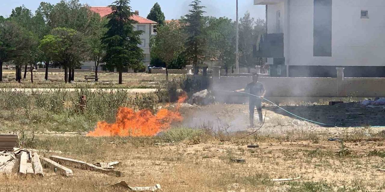 Karaman’da Tutuşan İnşaat Atıkları Büyümeden Söndürüldü