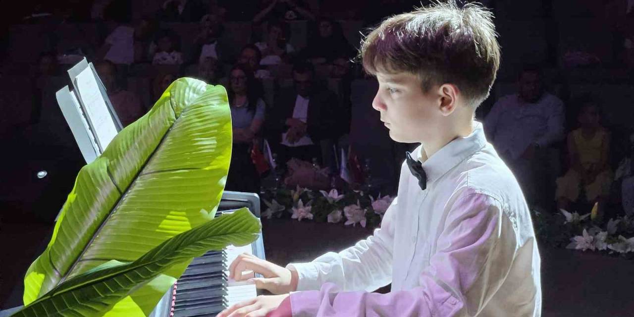 Çocuklar Kulakların Pasını Sildi