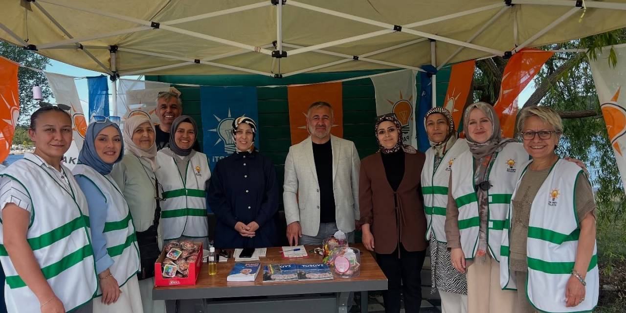 Ak Parti Üyelik Standı Gölpark’ta Vatandaşlardan Yoğun İlgi Gördü